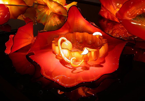 Artist: Dale Chihuly, Title: Bonfire Red and Cassel Yellow Persian Set with Onyx Lip Wraps, 2001 - click for larger image