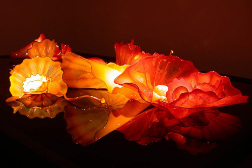 Artist: Dale Chihuly, Title: Tuscan Sunset and Golden Persian Set with Kohl Lip Wraps, 2001 - click for larger image