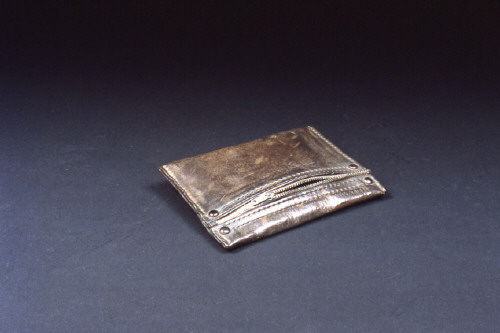 Artist: Marilyn Levine, Title: Small Grey Zipper Purse, 1982 - click for larger image